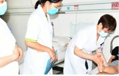 ​是什么让身患肌营养不良的他如此感动:挂上锦旗